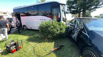 Antalya'da midibüs ile otomobil çarpıştı: 2 yaralı
