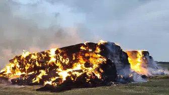 Yozgat'ta yıldırım düşen alanda 500 ton saman balyası yandı