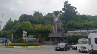 Asansörde mahsur kalan 2 çocuk kurtarıldı