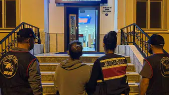 İzmir'de firari kadın mutfaktaki gizli bölmede yakalandı