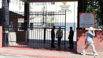 Antalya'da KPSS sınavında kilitli kalan kadın itfaiye tarafından kurtarıldı