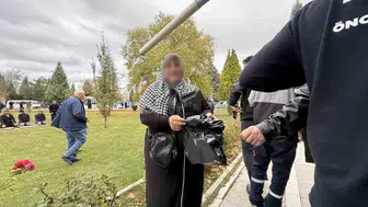 Eskişehir'de cuma namazı çıkışında çöp poşetiyle dilenen kadın