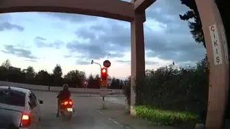 Kırmızı ışıkta geçen kamyonet motosiklete çarptı, sürücü yerde sürüklendi
