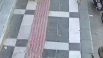 Şanlıurfa'da kız kardeşlerinin okul çantasını taşıyan ağabey kameraya yansıdı