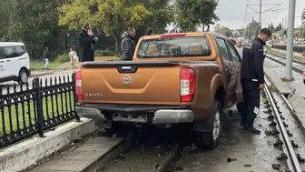 Samsun'da kontrolden çıkan pikap tramvay yoluna girdi