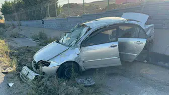 Yozgat'ta refüje çarpan otomobil devrildi, 3 kişi yaralandı