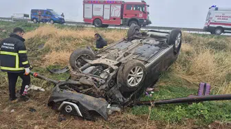 Kızıltepe'de kontrolden çıkan otomobil şarampole devrildi: 3 yaralı