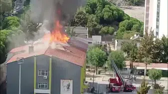 İzmir'de ortaokulun çatısında yangın paniği yaşandı