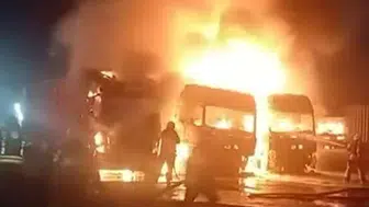 Beylikdüzü’ndeki tır garajında kundaklama: 4 araç yanarak kullanılamaz hale geldi