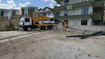 Konya'da çatıya demir çıkartan işçi, vinçten düştü