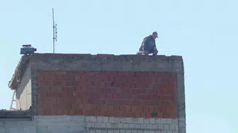 İzmir'de 10 katlı binanın çatısında iş güvenliği ihlali