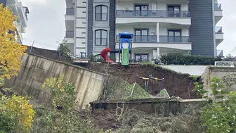 Kocaeli'de çöken istinat duvarı çocuk parkını yuttu