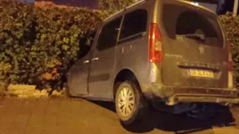 Batman'da iki araç çarpıştı: Hafif ticari araç bahçe duvarına daldı