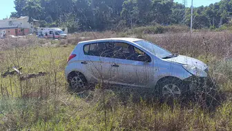 Antalya'da tarlaya uçan otomobilin sürücüsü burnu bile kanamadan kurtuldu