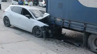 Tarsus’ta park halindeki tıra çarpan otomobil sürücüsü yaralandı