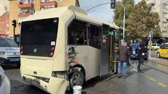 Güngören'de tramvay, ters dönüş yapan minibüse çarptı