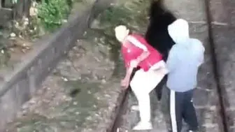 Hareket halindeki trenin önünü kesen 2 kişi taşladı