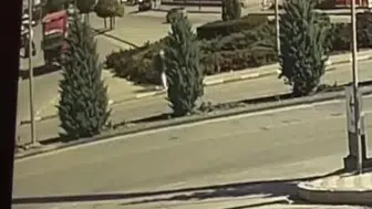 Kamyonla çarpışan 3 tekerlekli elektrikli bisiklet 10 metre sürüklendi, 2 yaralı