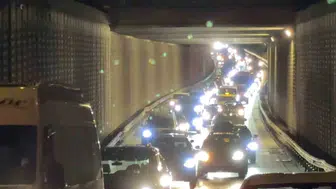 Bursa'da bariyerlere çarpan araçta iki kişi yaralandı