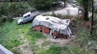 Kamyonet bahçeye uçtu, 3 kadın ölümden döndü