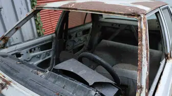 Efeler'de terk edilmiş hurda araçlar güvenlik endişesi yaratıyor
