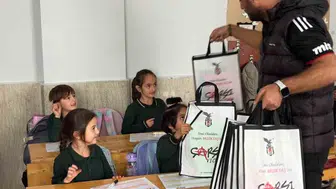 Beşiktaş taraftarları Niğde'de öğrencilere hediye dağıttı