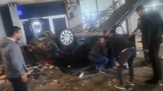 Kayseri'de kontrolden çıkan otomobil 50 metrelik kayalıklardan dükkanların üzerine uçtu