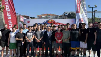 Fatih’te basketbol turnuvasında gençler ödüller için yarıştı