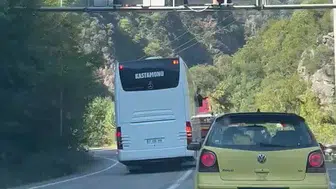 Hatalı sollama yapan otobüs, Karabük'te tehlike yarattı