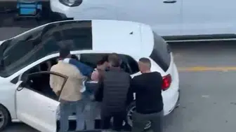 Sakarya'da dövüş antrenörü olduğunu belirten kadından sürücüye yumruklu saldırı