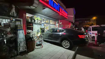 Sarıkamış'ta direksiyon hakimiyetini kaybeden otomobil iş yerine girdi