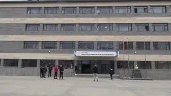 Kars’ta afet tatbikatında öğrenciler güvenli alanlara koştu