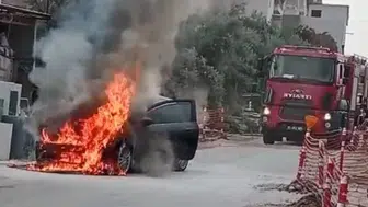 Mersin'de park halindeki otomobil alevlere teslim oldu
