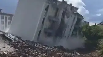 Elazığ'da ağır hasarlı bina, iş makinesiyle yerle bir oldu