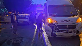 Eskişehir’de servis minibüsü ile otomobil çarpıştı