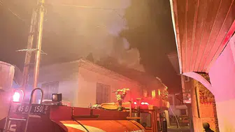 Kula'da gece saatlerinde çıkan yangında ev kullanılamaz hale geldi