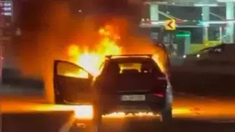 Kağıthane'de motor kısmında yangın çıkan otomobil küle döndü