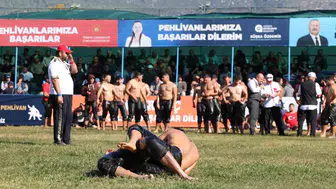 Kaş Yağlı Güreşleri'nde Erkan Taş şampiyon oldu