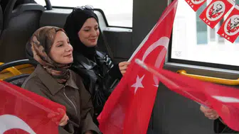 Düzce'de belediye otobüsünde yolculara 29 Ekim bando sürprizi