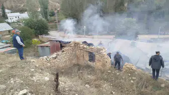 Bayburt Heybetepe köyünde çıkan yangında 4 evin çatısı zarar gördü
