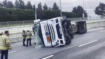 Bakırköy'de dev tanker yan yattı: Sızıntı riski nedeniyle yol kapatıldı