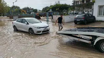 Mersin'de şiddetli yağış cadde ve tarım arazilerini sular altında bıraktı