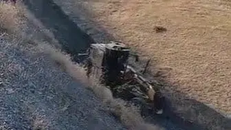 El freni çekilmeyen otomobil dere yatağına düştü