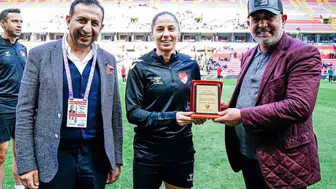 Kayserispor'dan hakem asen albayrak'a destek plaket ve çiçekle verildi