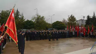 Besni'de 29 Ekim Cumhuriyet Bayramı kutlamaları çelenk töreniyle başladı