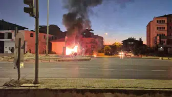 Denizli’de seyir halindeki otomobil alev aldı ve yandı