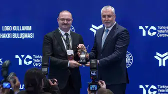 Atatürk Üniversitesi TYÇ logo kullanımındaki liderliğini Bakan Işıkhan'ın takdim ettiği ödülle tescilledi