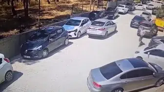 El freni çekilmeyen otomobil yokuş aşağı hareket etti, güvenlik durdurdu