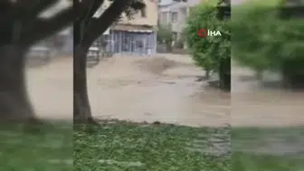 Hatay'ın Arsuz ilçesinde dolu yağışı yolları göle döndürdü