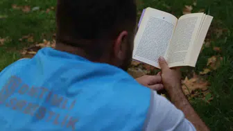 Diyarbakır'da denetimli serbestlik yükümlüleri mekan sınırı tanımadan kitap okuyor